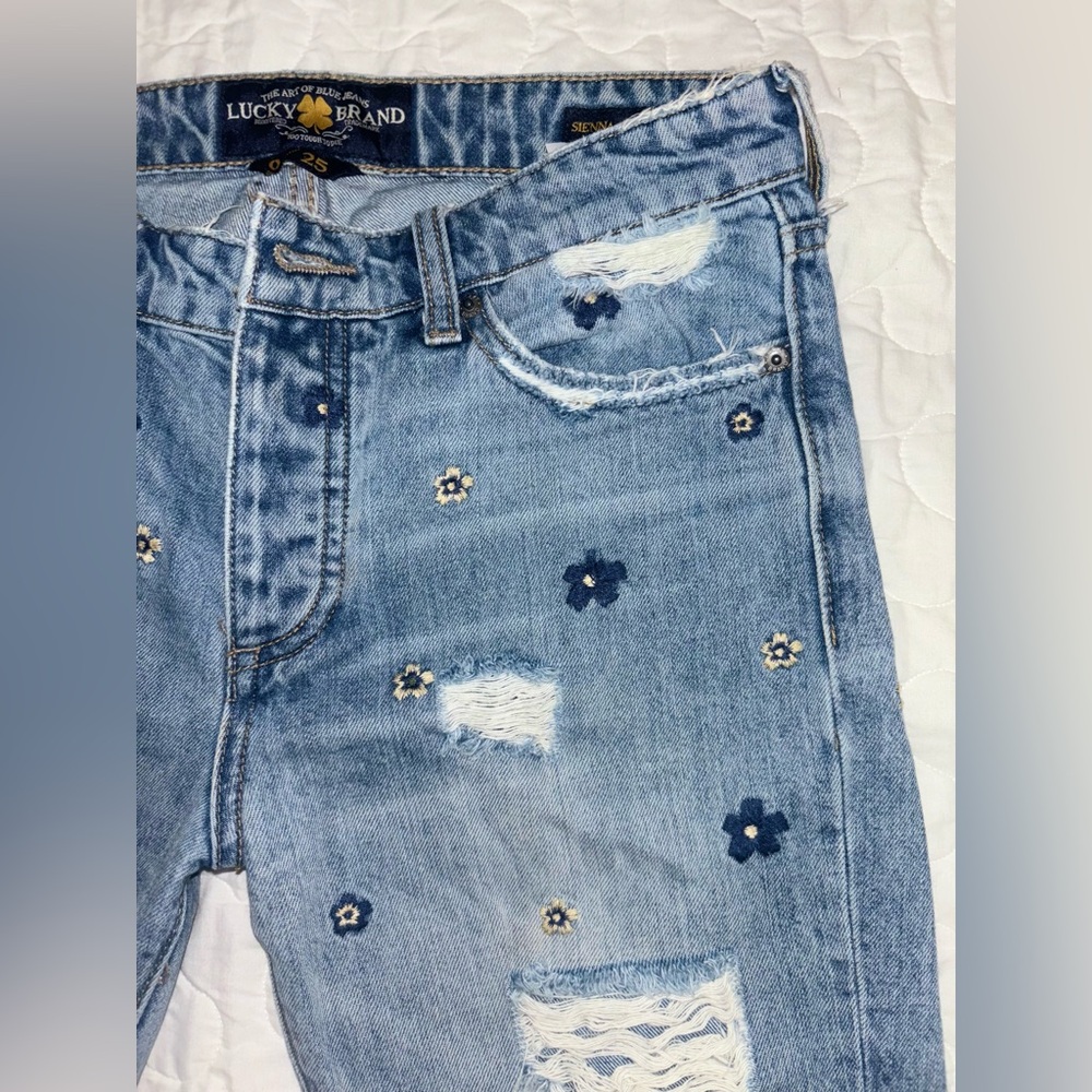Lucky Brand blue distressed denim jeans w/flower embellishments 0/25